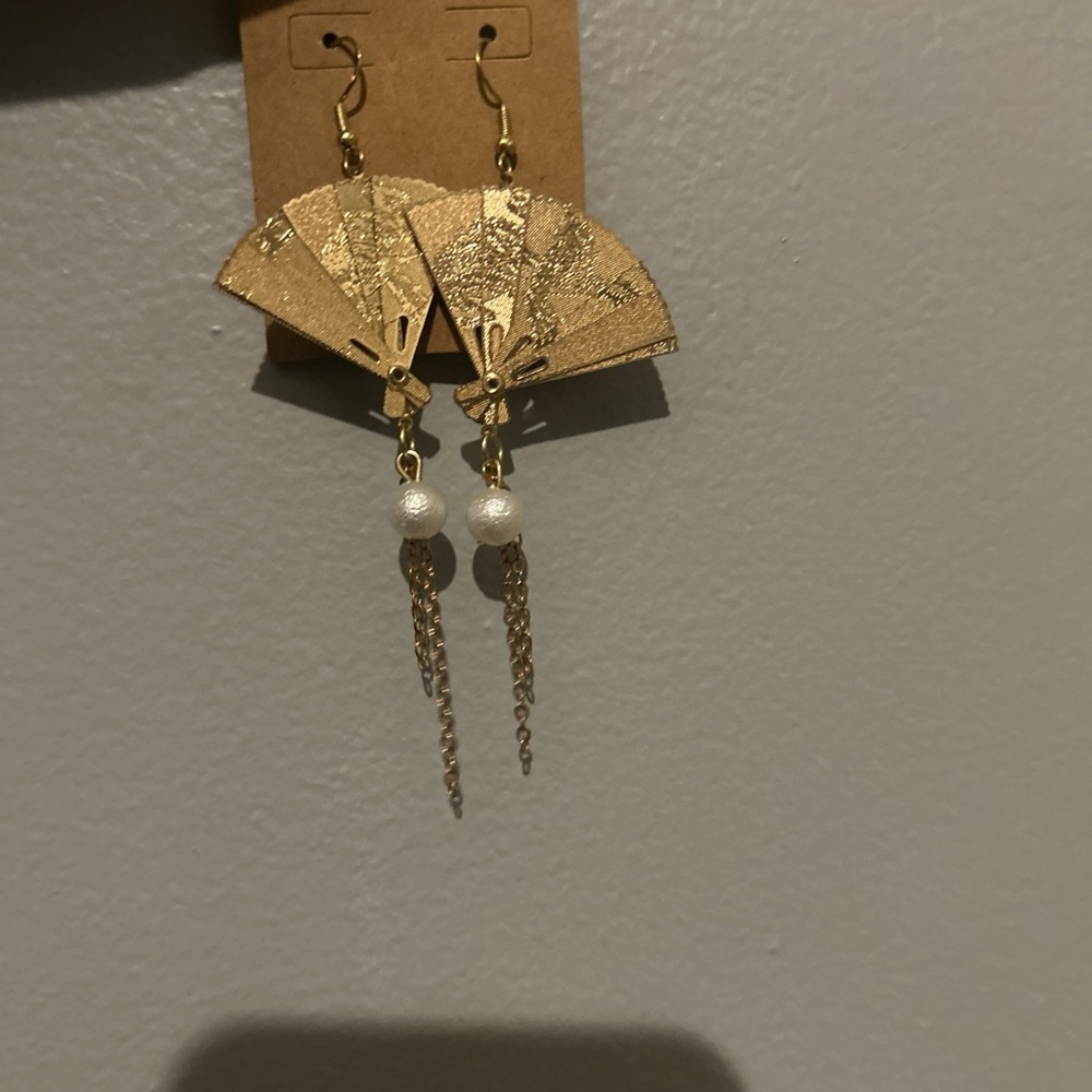 Elegant Gold Fan Earrings with Pearl Accents